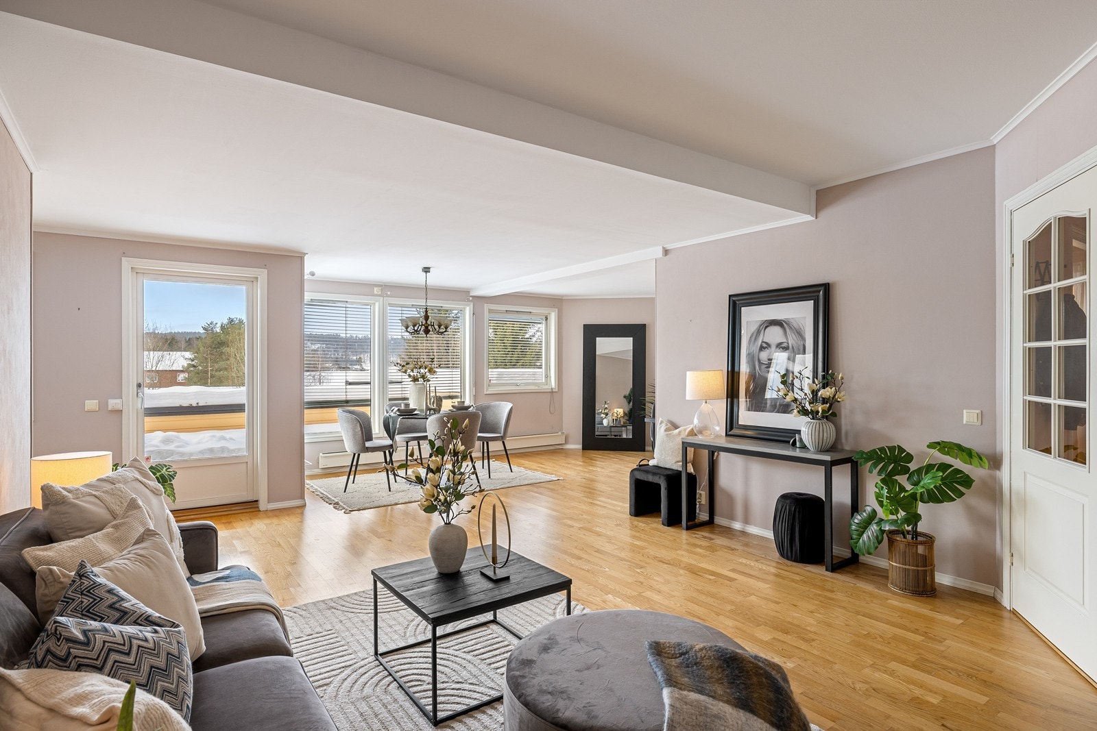 Luftig og innbydende stue med store vinduer som gir rikelig med naturlig lys og fint utsyn. Galleribilde