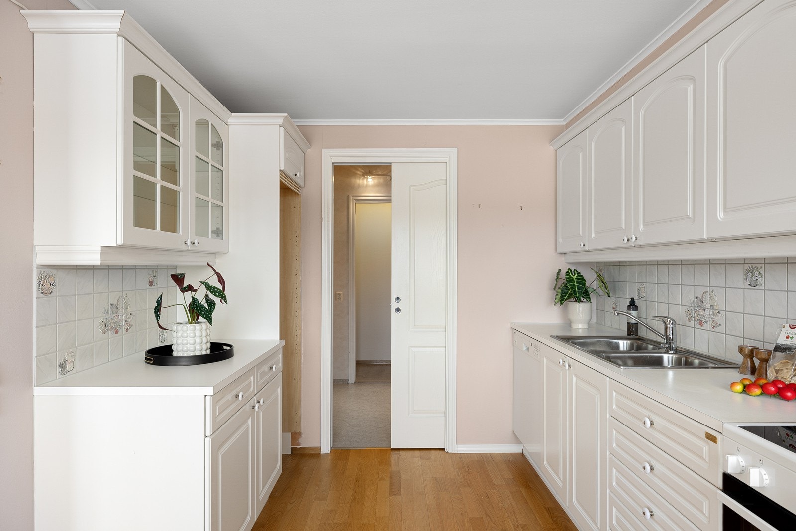 Utstyrt med nedfelt oppvaskkum, oppvaskmaskin, samt nisje for kjøleskap. Galleribilde