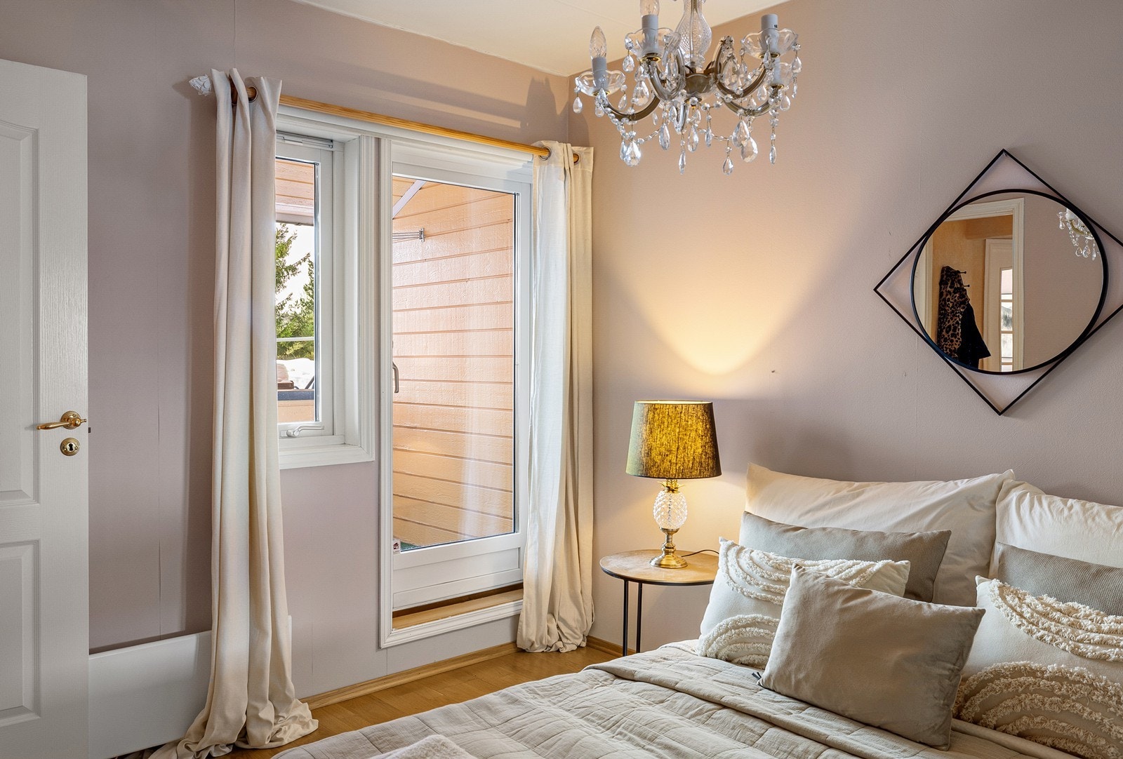 Hovedsoverommet har utgang til balkong og stor skyvedørsgarderobe. Galleribilde