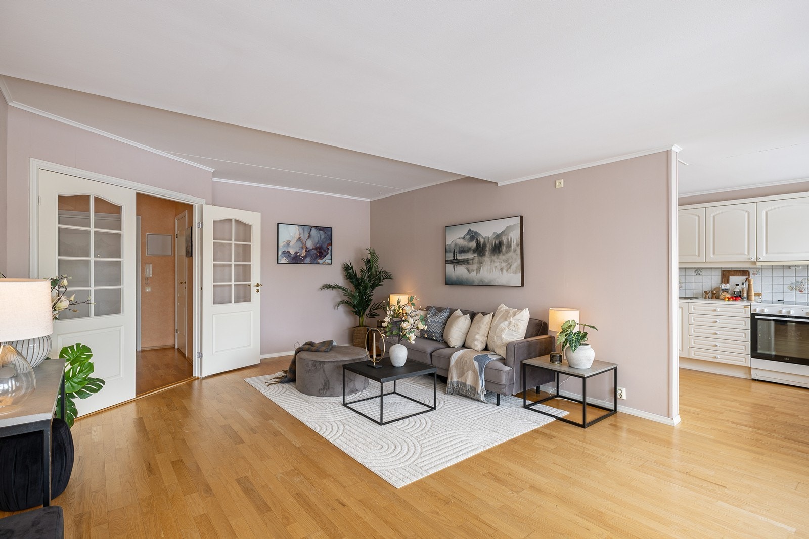 Veggene er malt i lyse farger og parkett på gulv. Galleribilde