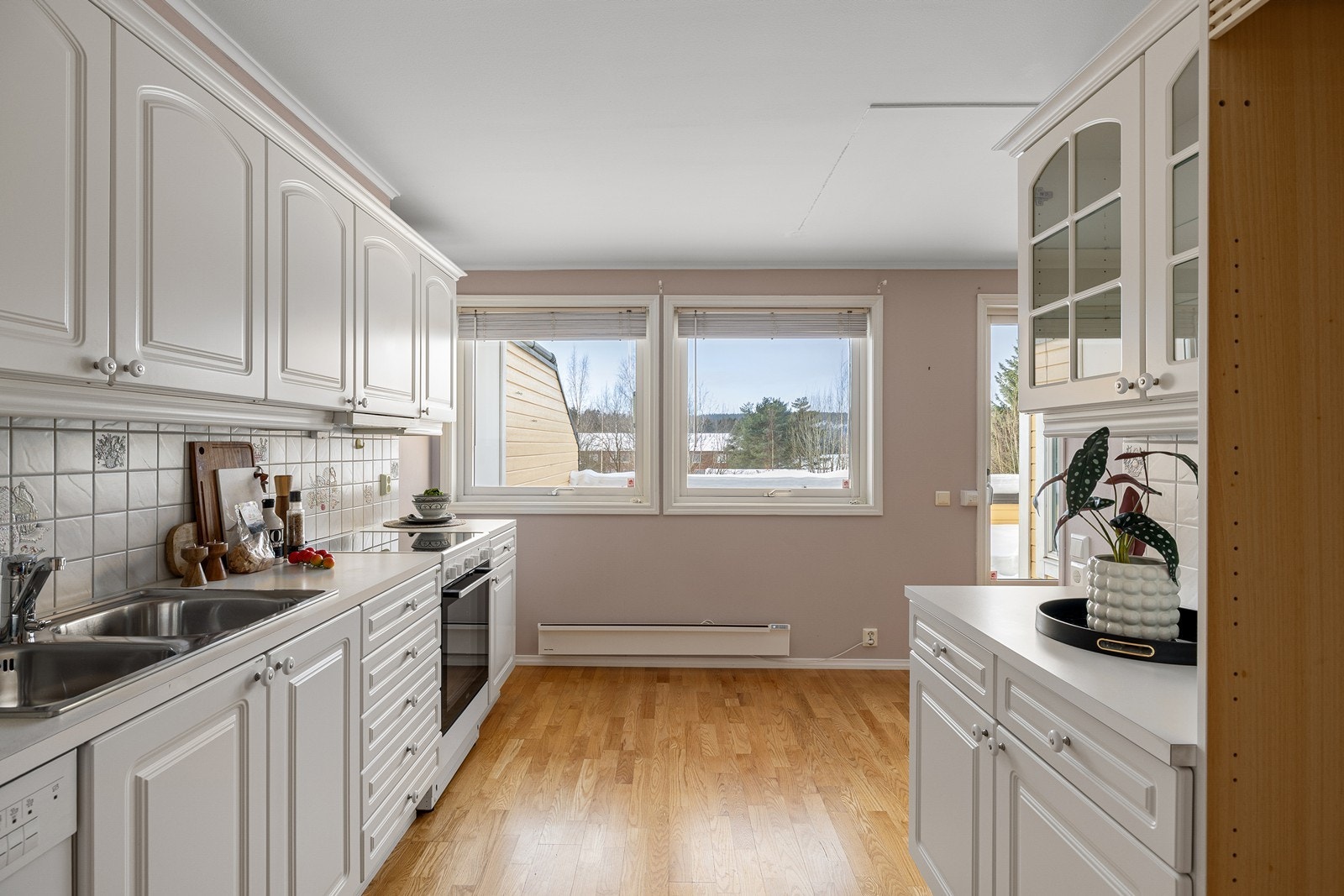 Kjøkken innredning med profilerte fronter. Galleribilde