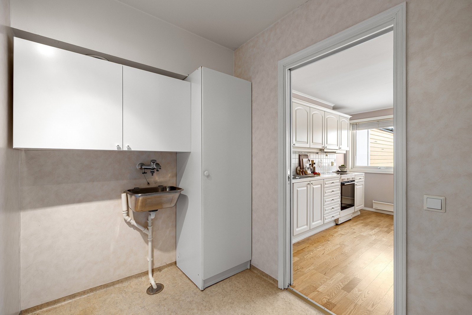 Vaskerom med skapplass og kum. Galleribilde