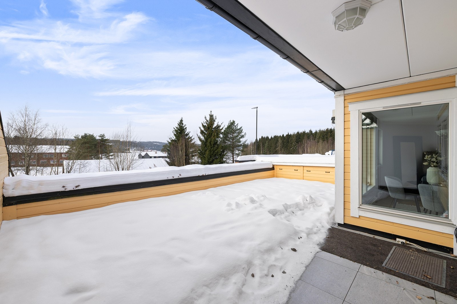 Terrassen er innredet med flislagt gulv og har god plass til utemøblement, grill mm. Galleribilde