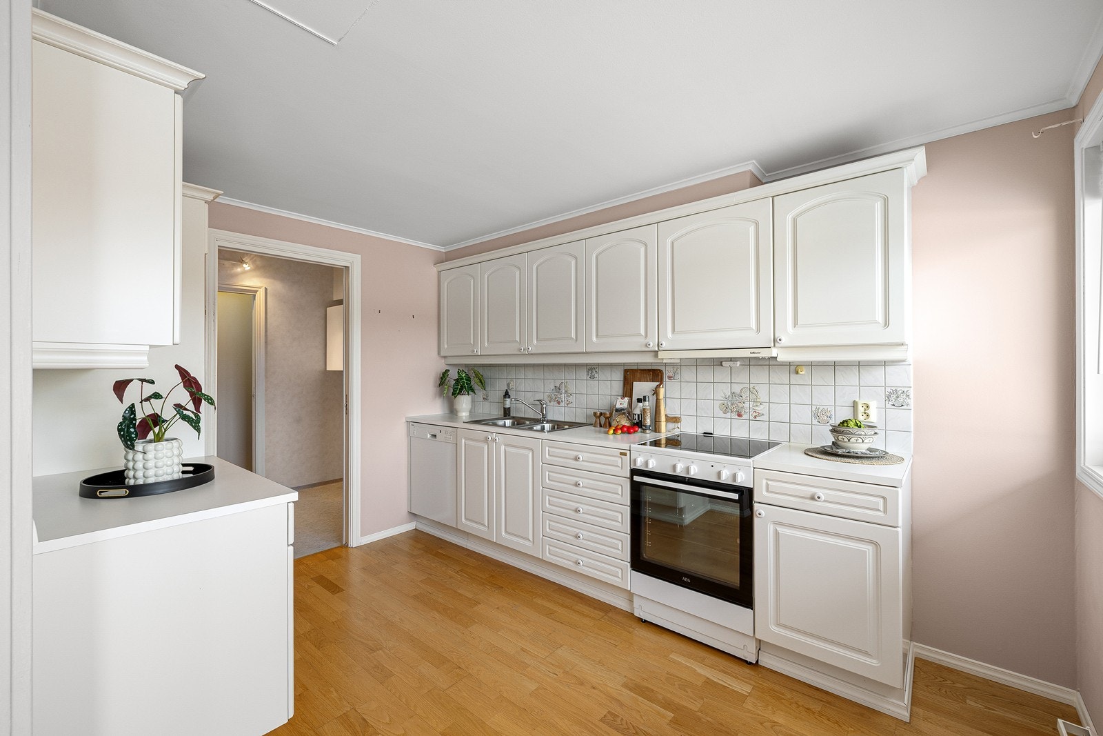 Romslig funksjonelt kjøkken i delvis åpen løsning mot stue. Galleribilde