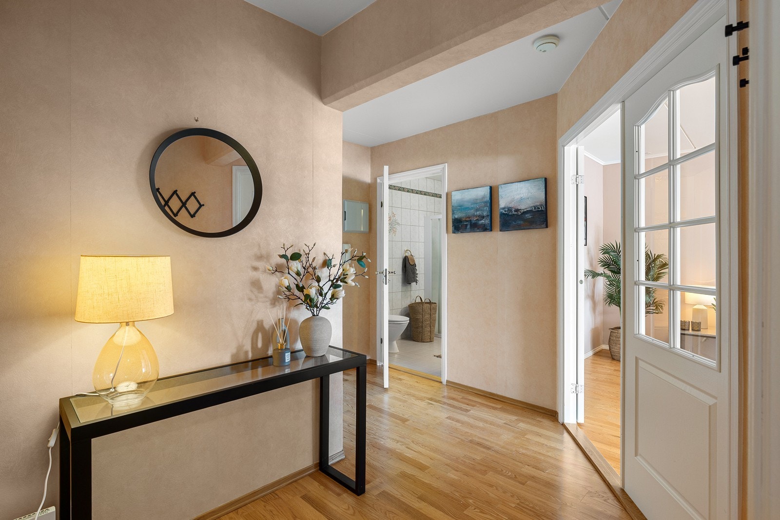 Entreen/gangen gir et godt førsteinntrykk av leiligheten. Galleribilde