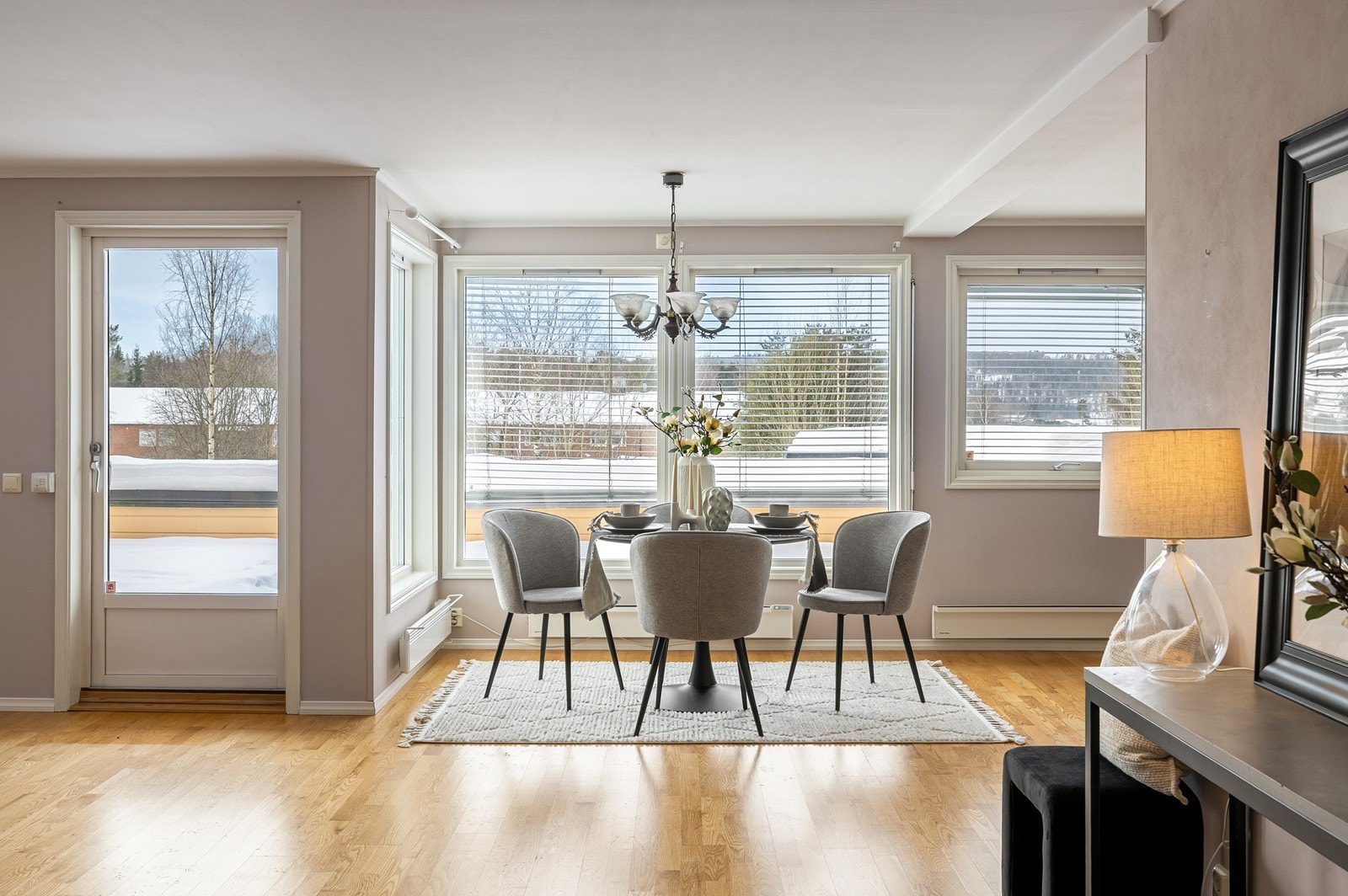 Gjennom glassdøren kommer du ut til stor terrasse. Galleribilde