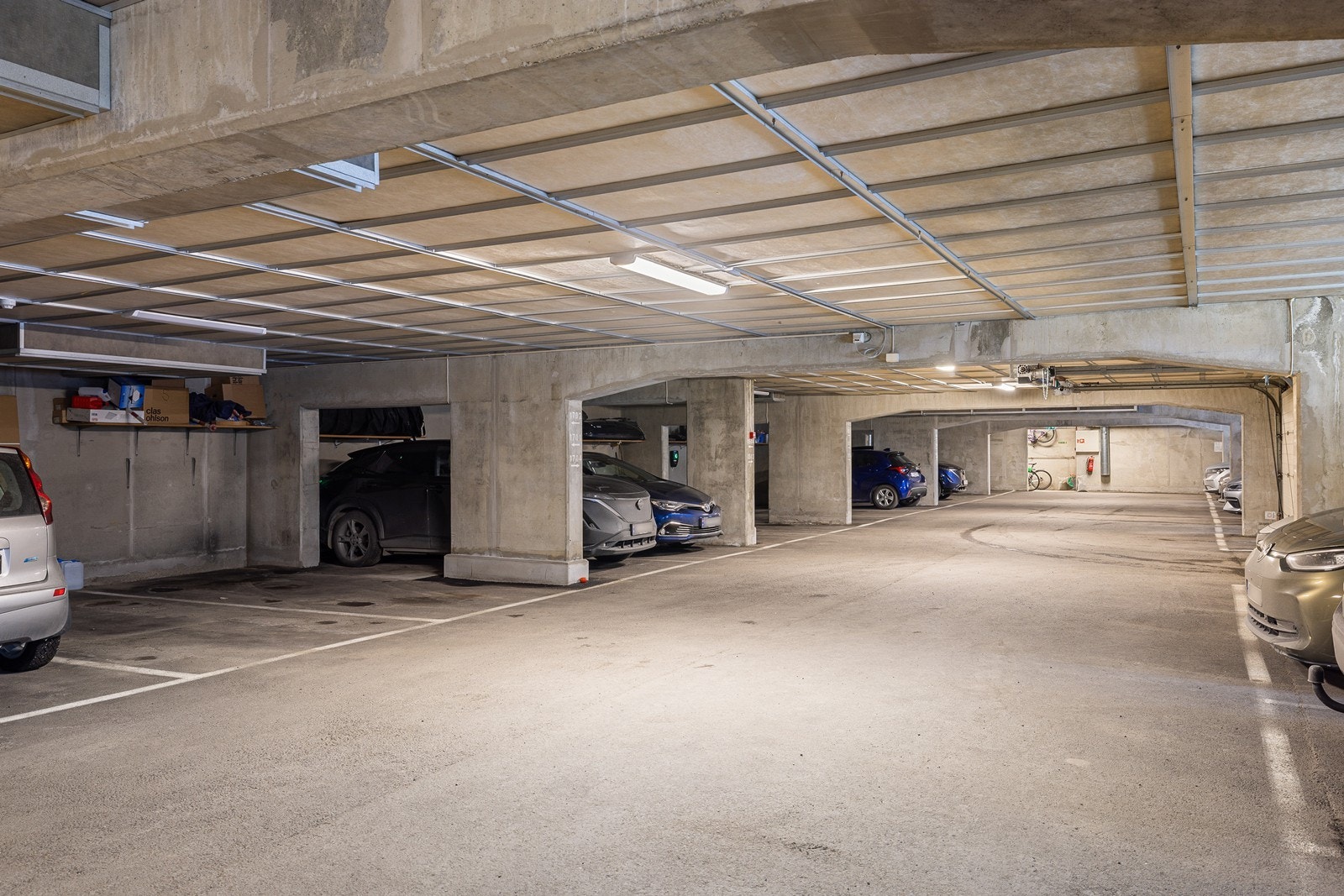 Garasjekjeller med egen p-plass med god plassering nær inngang til anlegget. Galleribilde