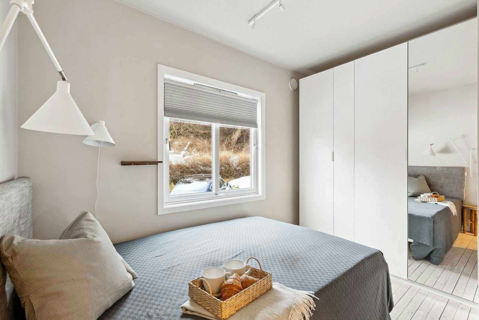 Soverom med romslig garderobeskap Galleribilde