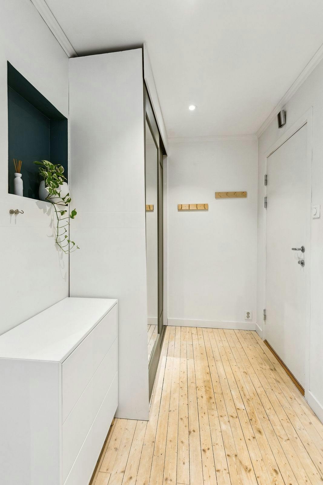 Inngangsparti med praktisk garderobeløsning Galleribilde