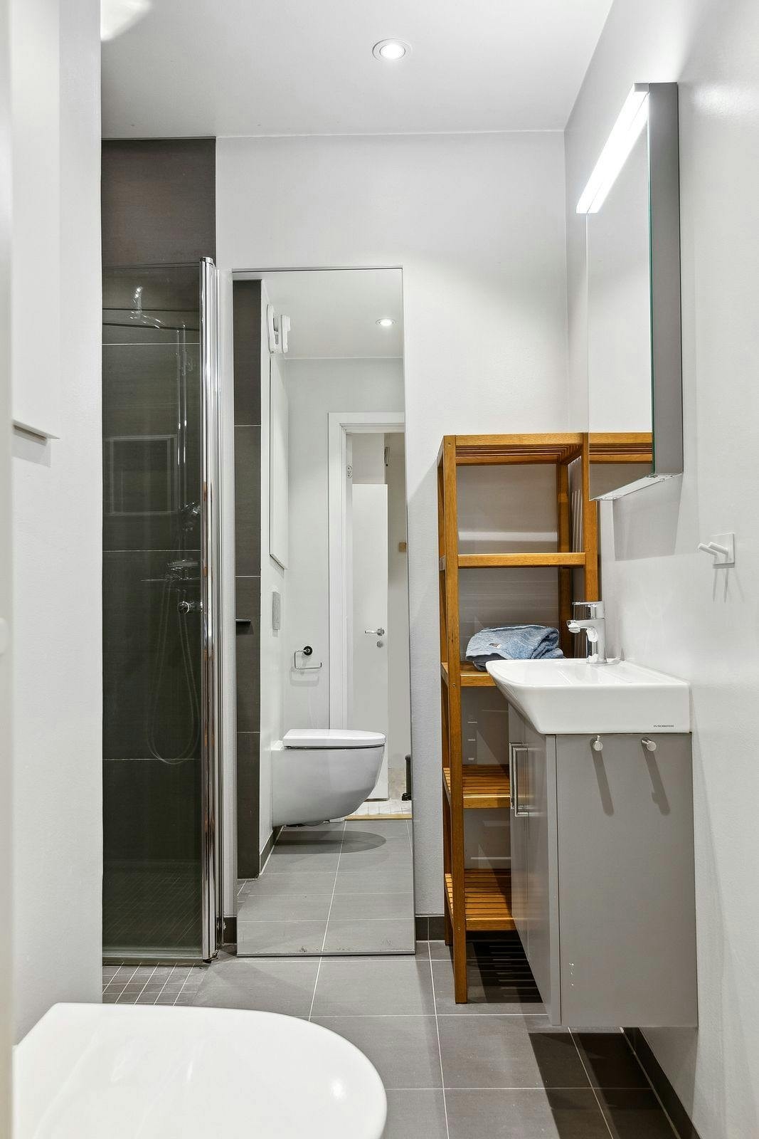 Bad - Felles vaskerom med egen vaskemaskin i kjeller Galleribilde