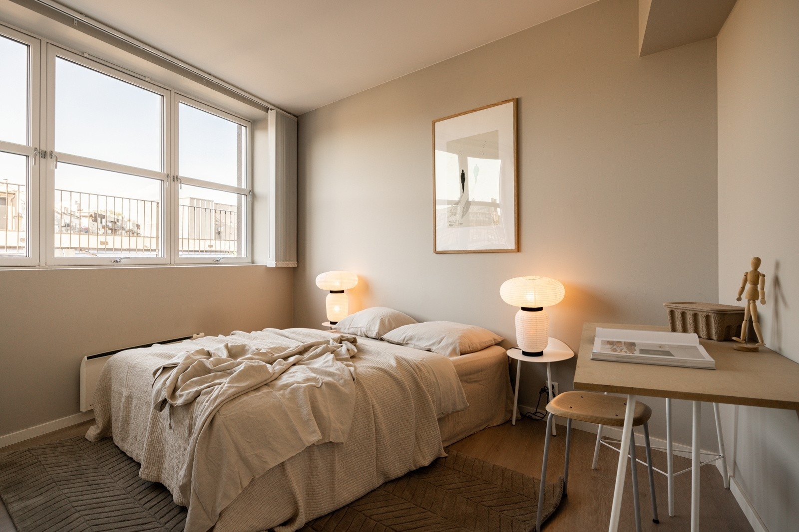 Leiligheten har et stort, lyst og innbydende hovedsoverom. Soverommet har god og moderne standard fra 2019 med pen enstavs laminat på gulv, glatte overflater malt i en fin farge og skjult elektrisk anlegg. Galleribilde