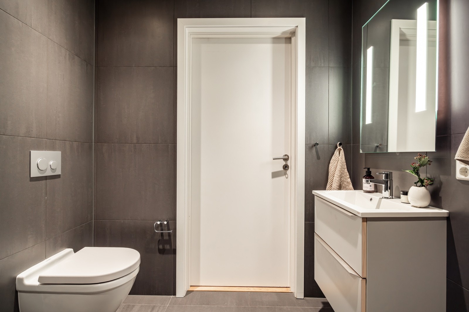 Baderommet har store delikate fliser på gulv og vegger, elektriske varmekabler, downlights i himlingen og avtrekk via balansert ventilasjon. Galleribilde