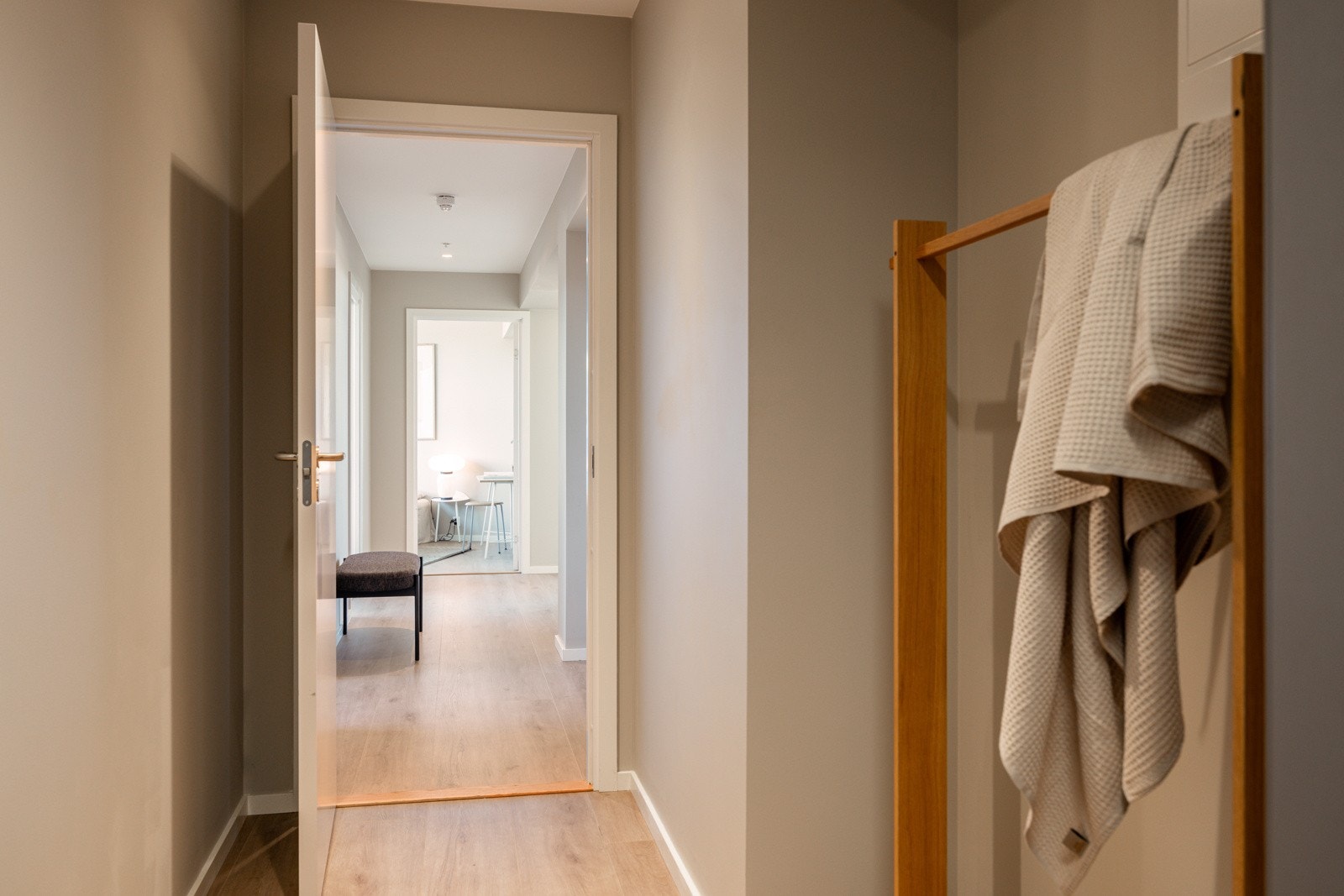 Fra entréen kommer du videre inn i en romslig gang med ytterligere plass til skoskap, kommoder eller andre garderobeløsninger. Galleribilde