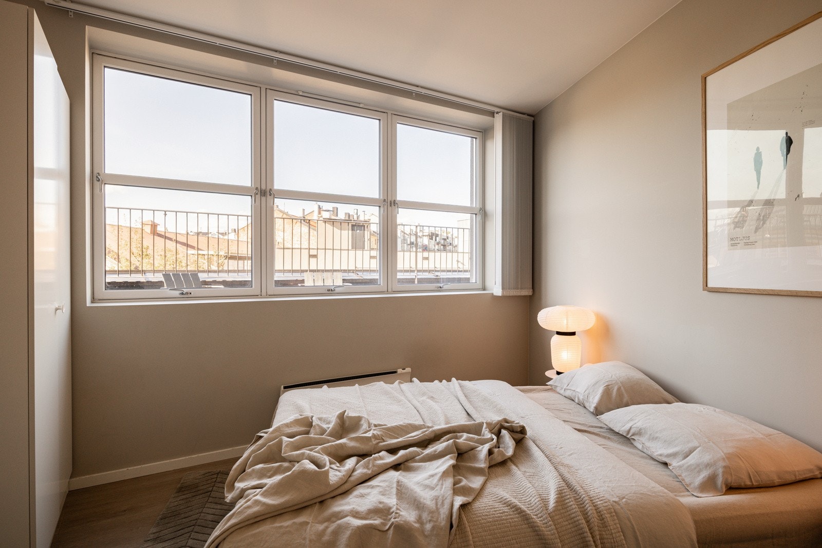 Flere store vindusflater slipper inn rikelig med naturlig lys, samtidig som det er minimalt med innsyn og himmelrikt utsyn. Det er fin bred vinduskarm for planter og dekor, samt montert praktiske lamellgardiner. Galleribilde