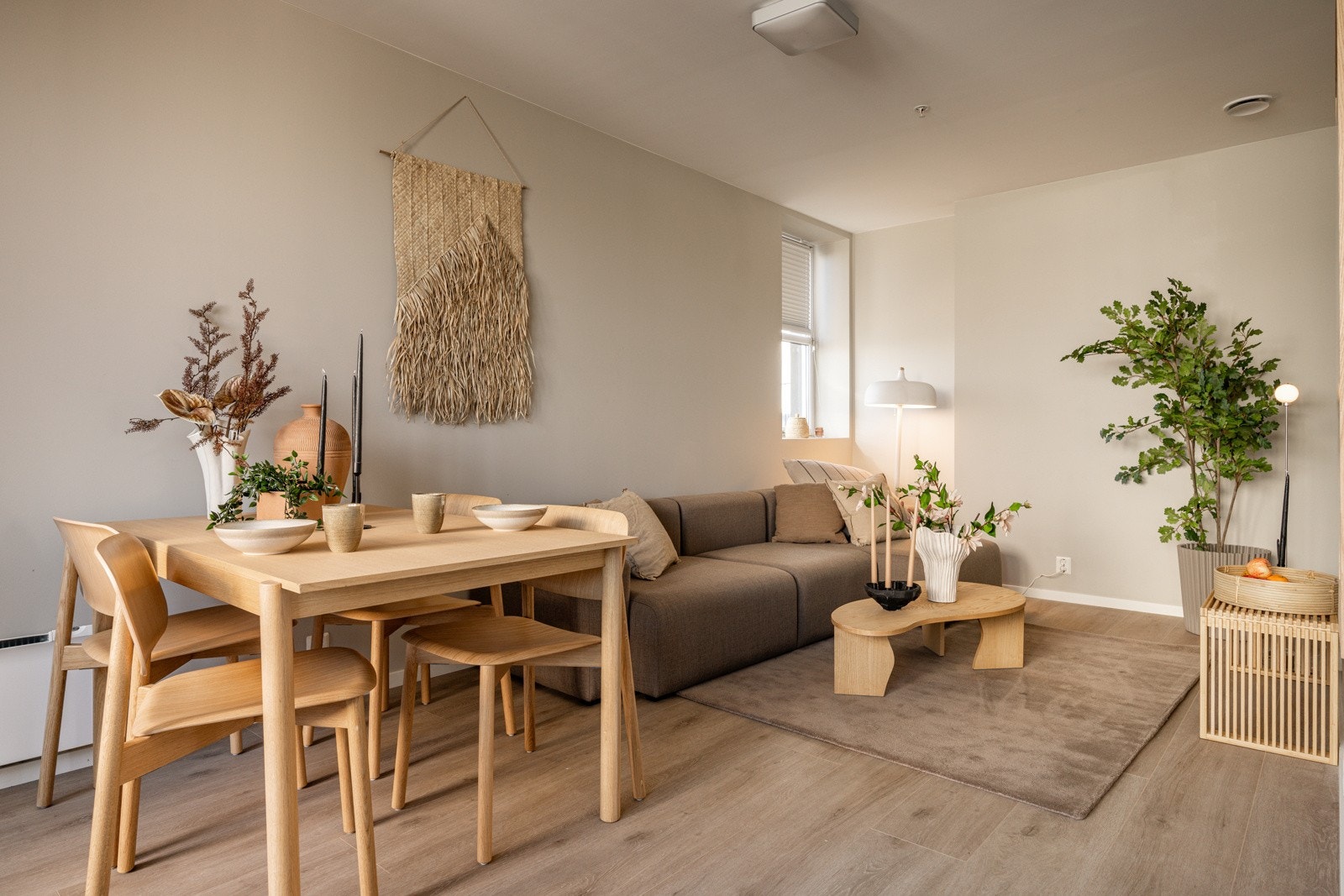 Stuen er det naturlige oppholdsrommet i leiligheten, og er et lyst og fint rom for både avkobling og hygge. Galleribilde