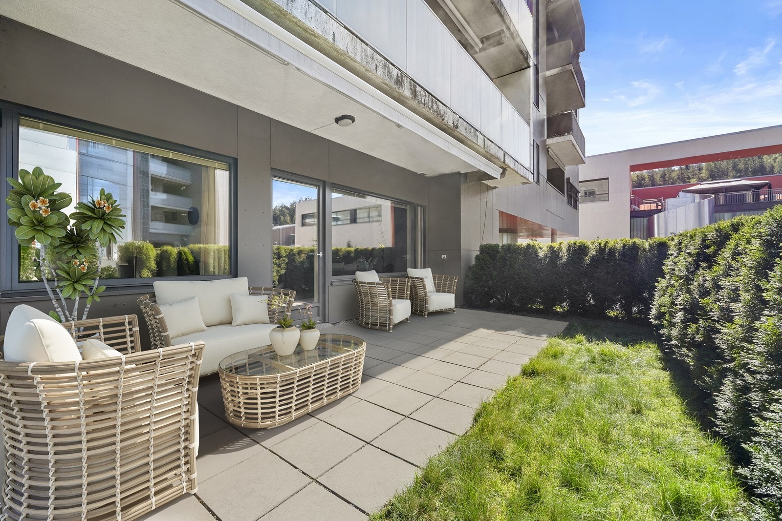 Fra stuen er det direkte og trappefri adkomst ut til det private uteområdet. Galleribilde