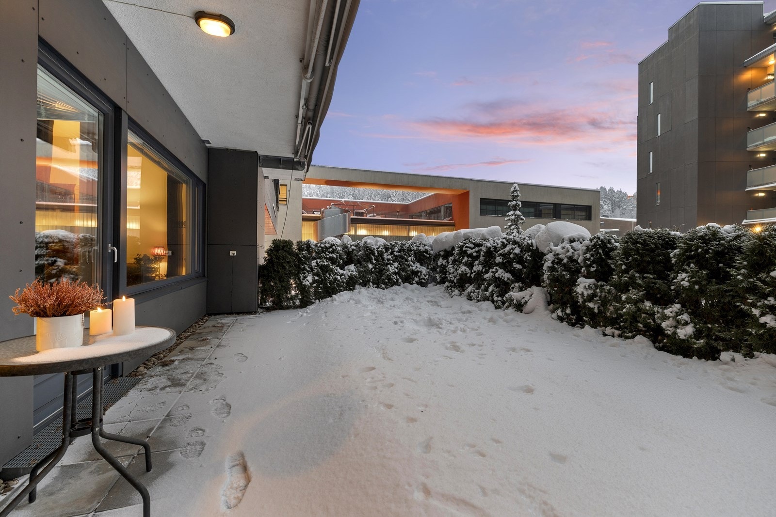 Uteplassen er skjermet og gir rikelig med rom for utemøbler, grill og beplantning. Galleribilde