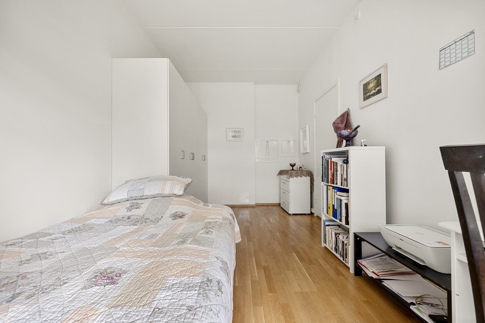 Garderobeskap gir god oppbevaring. I tillegg medfølger en ekstern bod på 5 m². Galleribilde