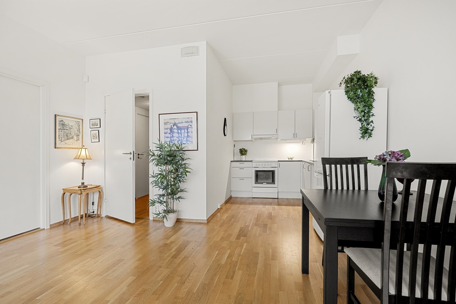 Kjøkkeninnredningen har stilrene, slette lyse fronter og en solid laminatbenkeplate. Galleribilde