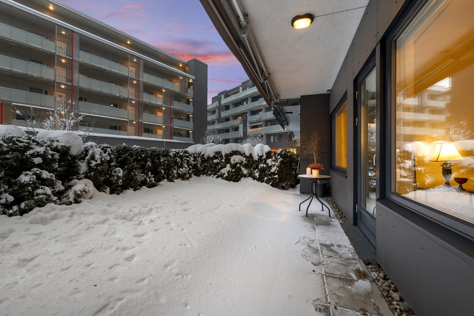 Den store, hellebelagte markterrassen på 19 m² fungerer som en naturlig forlengelse av stuen. Galleribilde