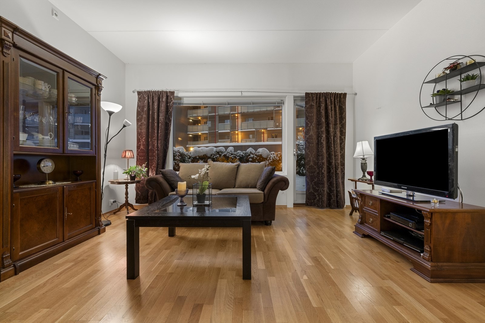 Gjennomgående parkett og store vindusflater skaper et lyst og helhetlig preg i oppholdsrommet. Galleribilde