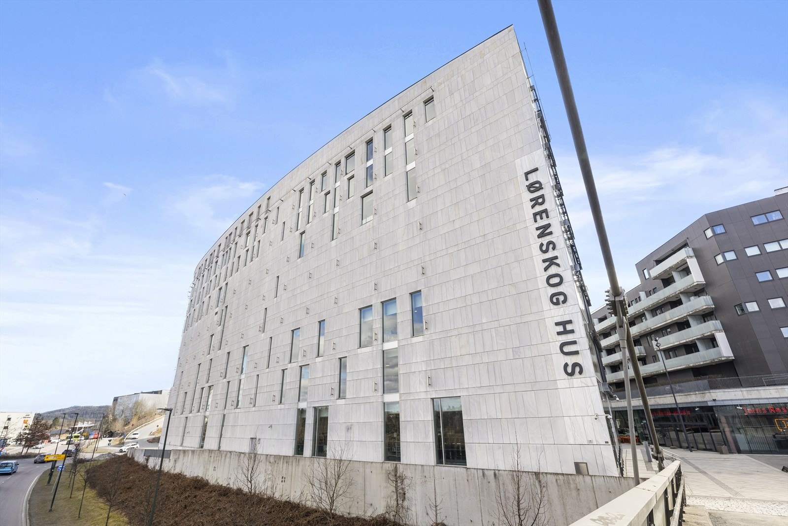 Lørenskog Hus, med kino, bibliotek og konserter, ligger kun en kort spasertur unna. Galleribilde