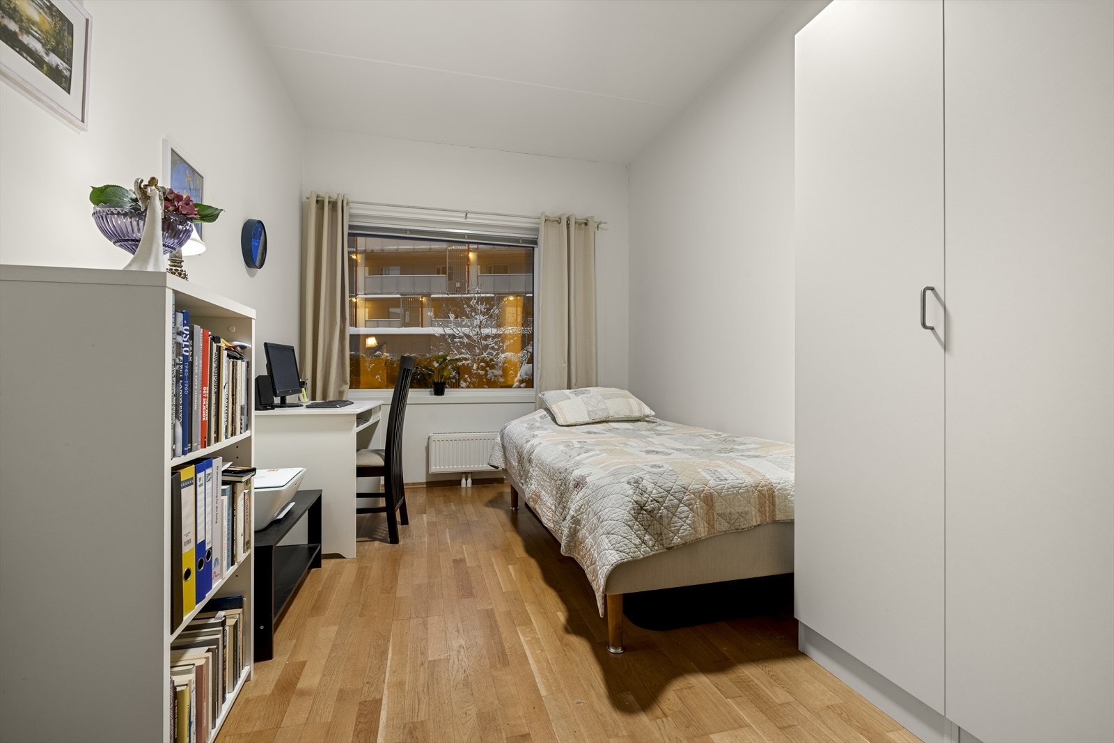 Soverommet er romslig med en takhøyde på ca. 2,82 meter, med plass til dobbeltseng. Galleribilde