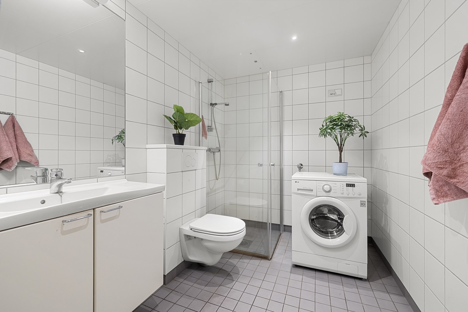 Badet er flislagt og utstyrt med varmekabler i gulvet og opplegg for vaskemaskin. Galleribilde