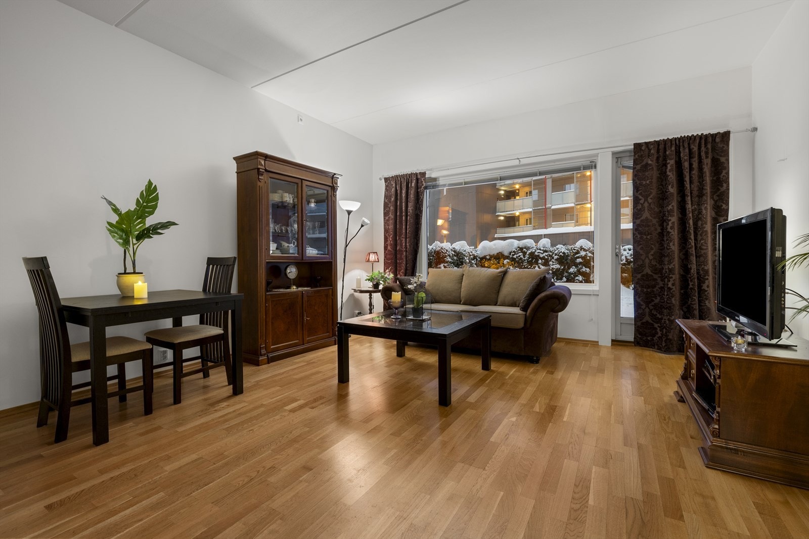 En sjenerøs takhøyde på opptil 2,83 meter gir en luftig og romslig atmosfære. Galleribilde