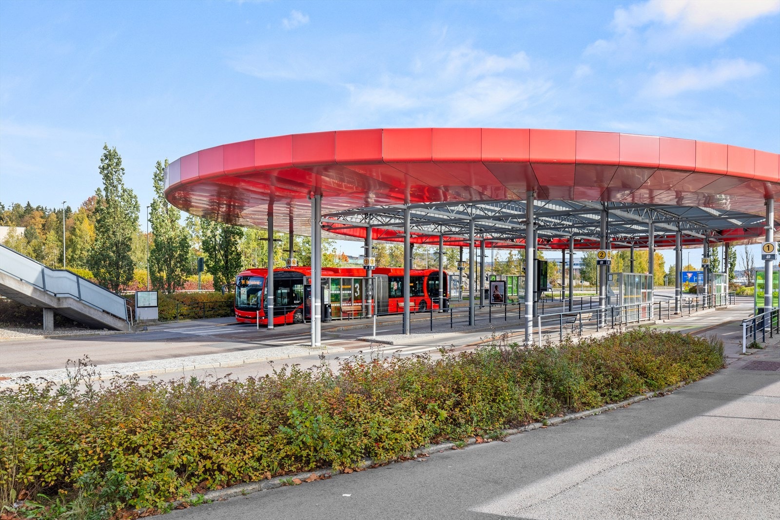 Kollektivtilbudet er svært godt, med kort avstand til buss for rask forbindelse til Oslo. Galleribilde