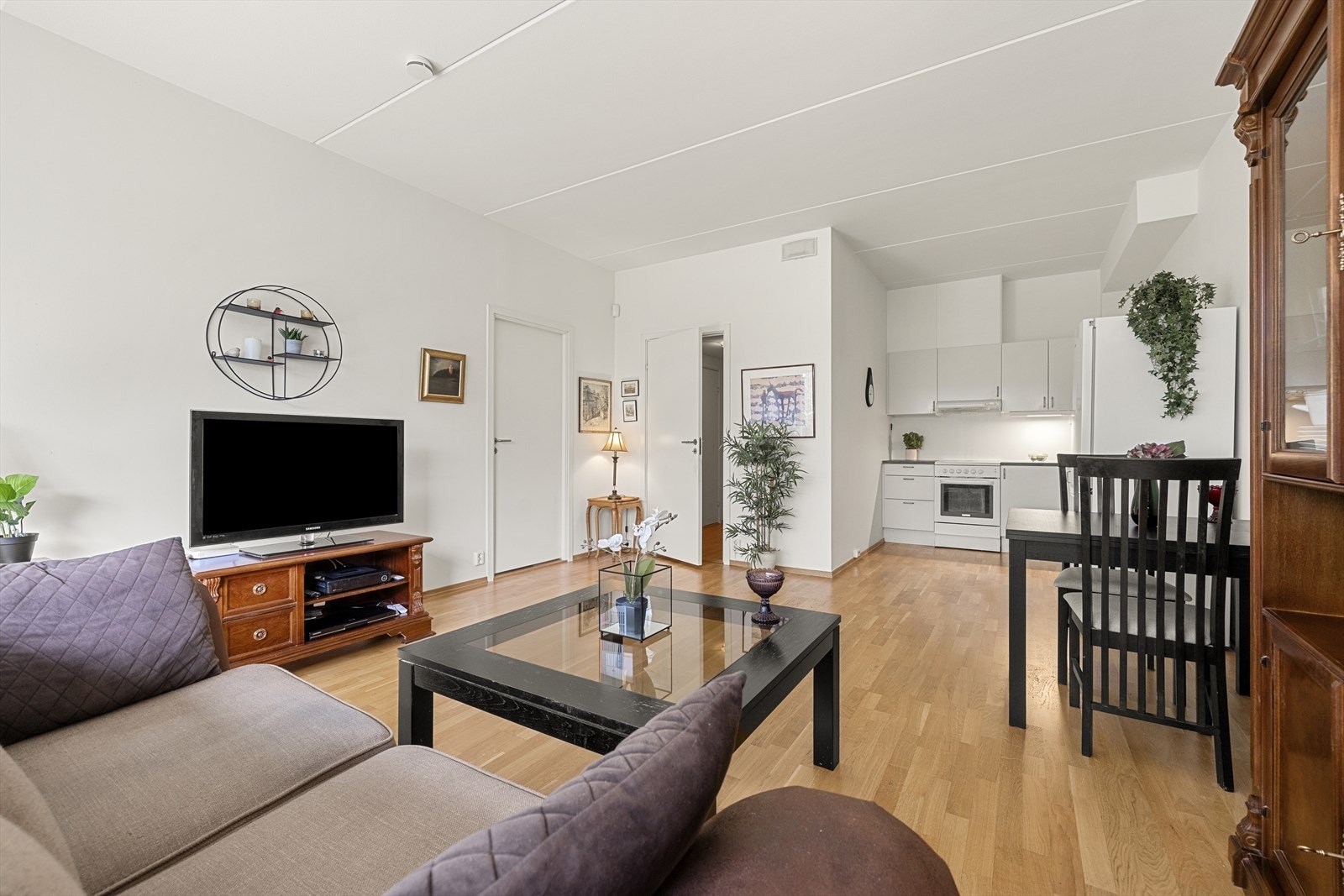 Den åpne og sosiale løsningen mellom stue og kjøkken gir fleksible møbleringsmuligheter. Galleribilde