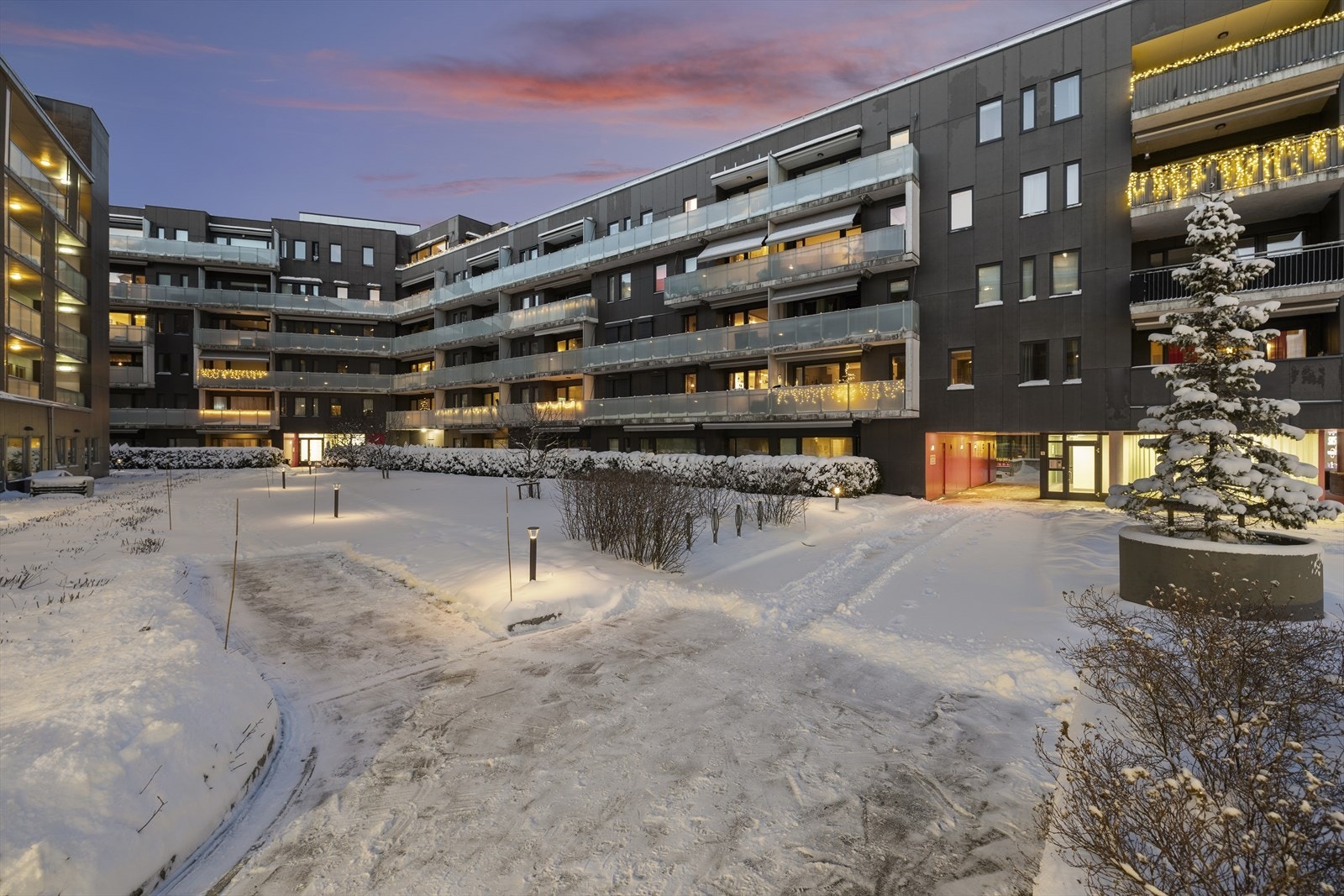 Borettslagets fellesarealer er pent opparbeidet med grøntanlegg og asfalterte gangveier. Galleribilde