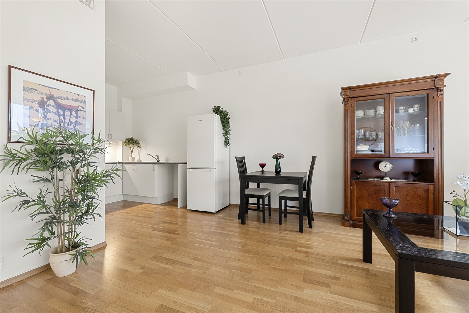 Kjøkkenet er praktisk plassert i en egen sone av det åpne oppholdsrommet. Galleribilde