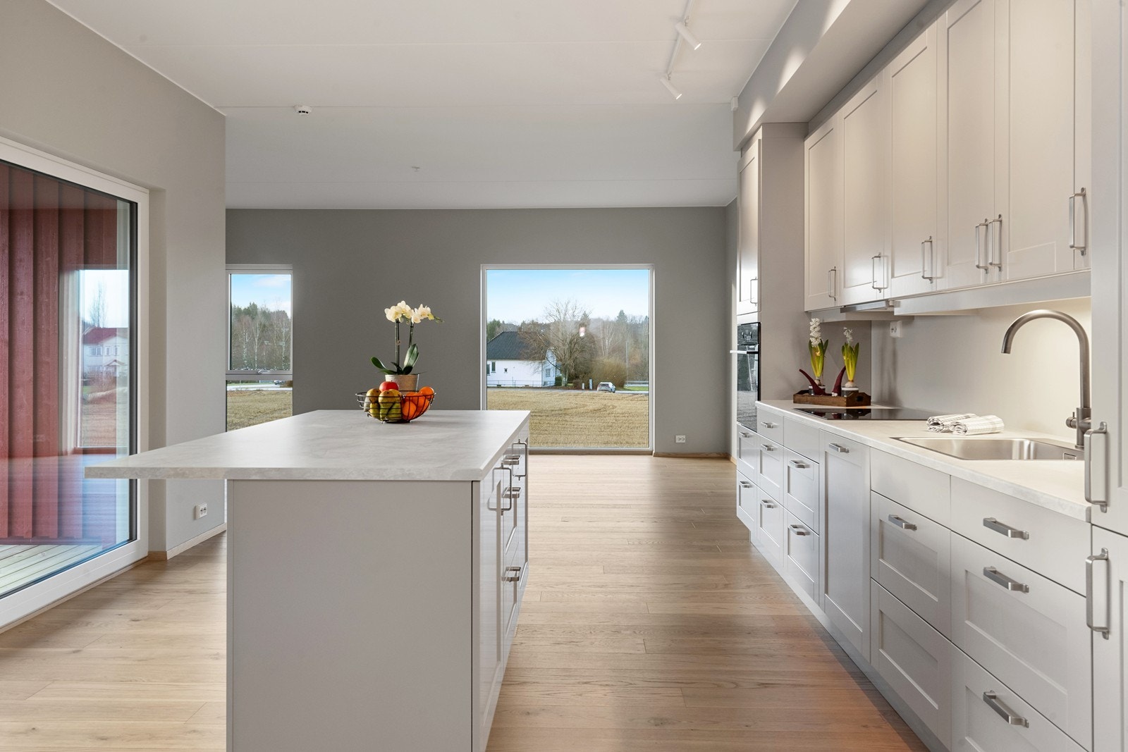 Kjøkkenøy gir ekstra arbeidsplass og samlingspunkt i rommet. Galleribilde