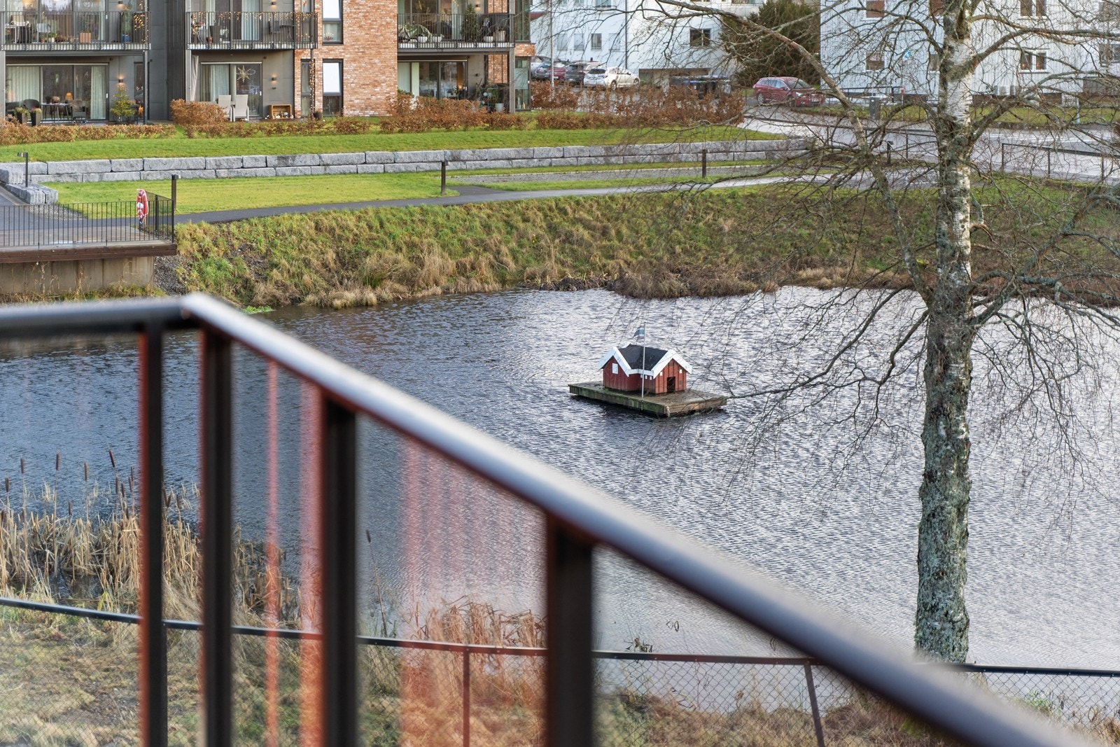 Utsikten fra balkongen gir et flott innsyn til nærliggende vann og grønne omgivelser. Galleribilde