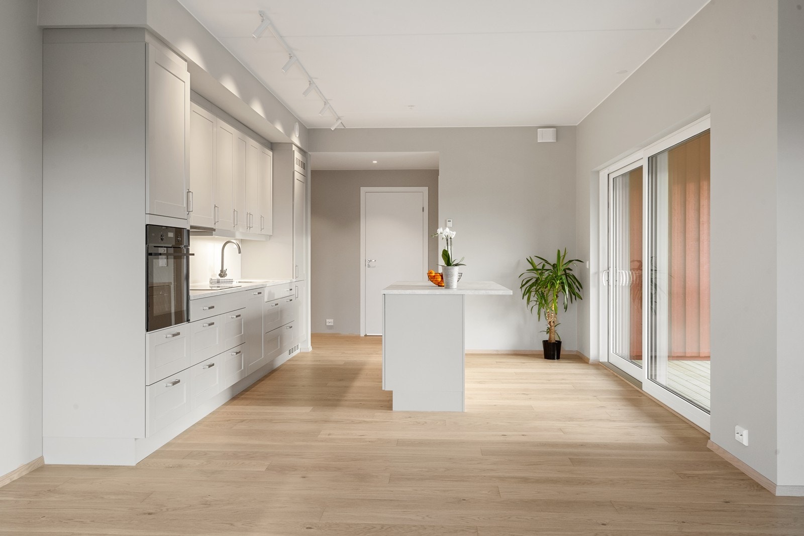 Åpen løsning mot stuen gir en sosial og praktisk kjøkkenopplevelse. Galleribilde