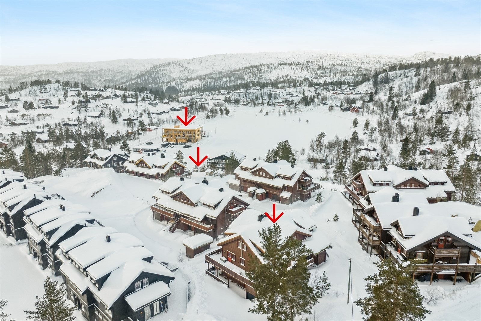 Sentralt beliggende med fin rusle avstand til badestranda og den nye butikken med spisested. Galleribilde