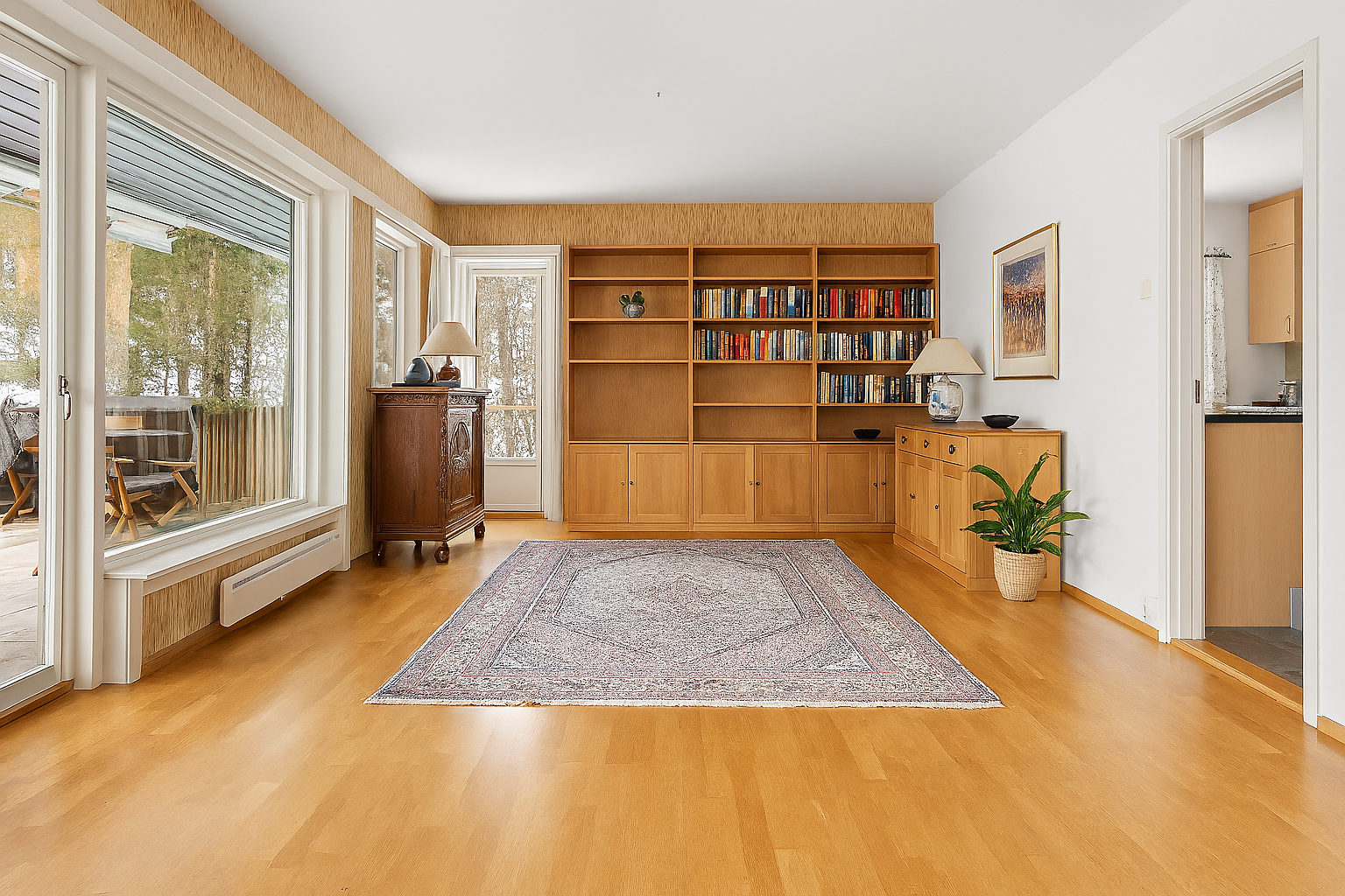 Spisestuen med utgang vestvendt balkong og kjøkkenet til høyre Galleribilde