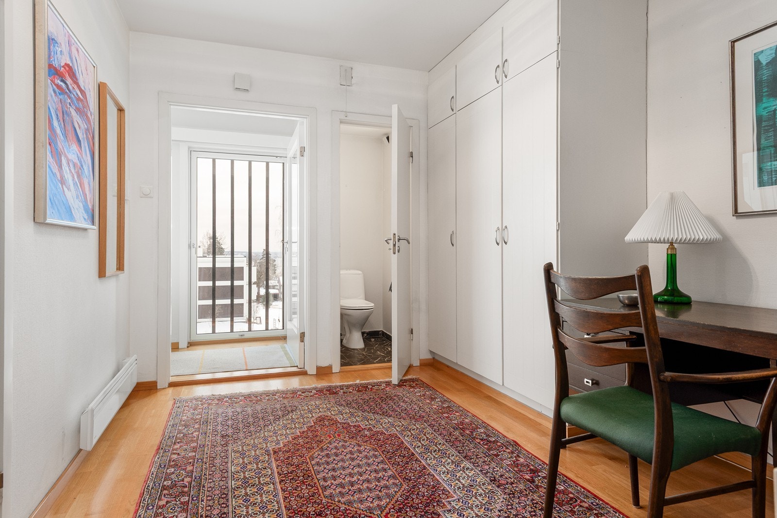 Romslig hall med lys fra entre-gangen, samt direkte inngang til gjeste toalett og godt med skapplass + bokhyller Galleribilde