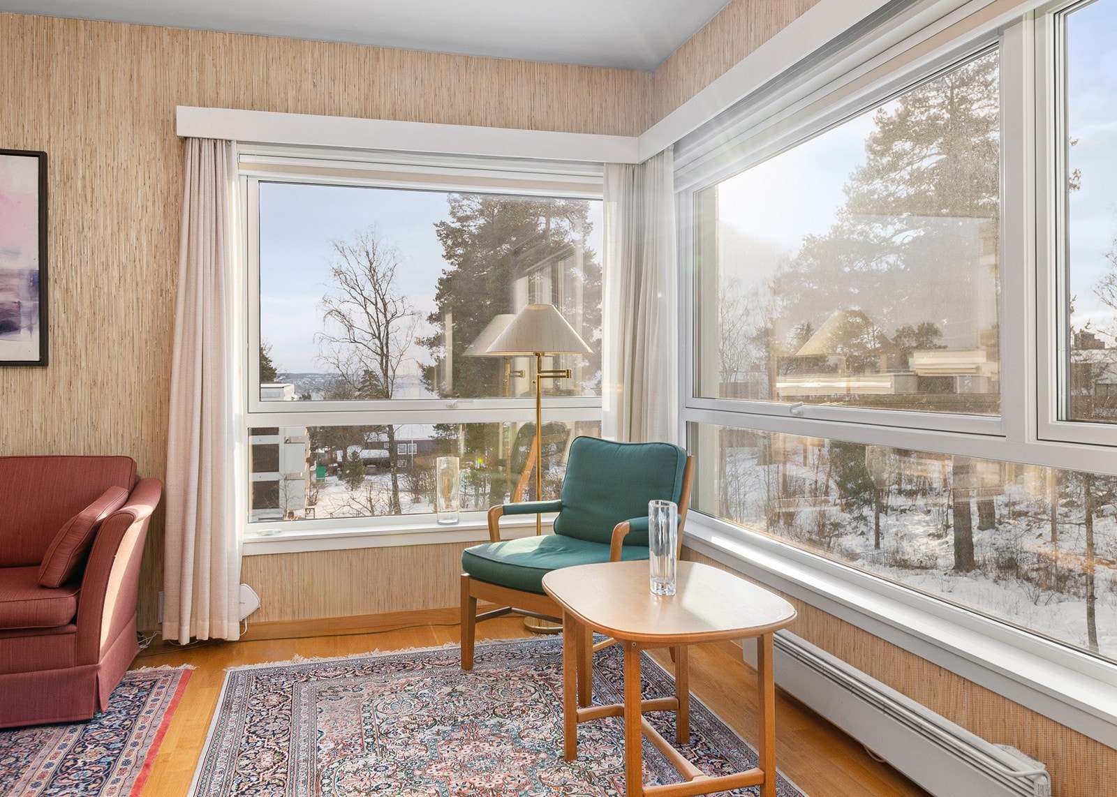 Utsikt fra stuen mot Oslofjorden og det store åpne grøntarealet omtalt som "atriet" av sameiet Galleribilde