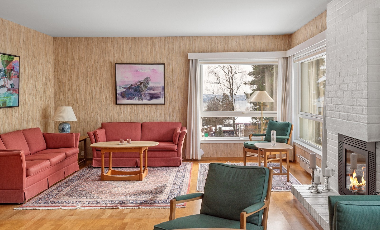 Lys og trivelig stue med peis og store vinduer mot syd og vest - utsikt fra stuevinduet mot Oslofjorden mm. Galleribilde