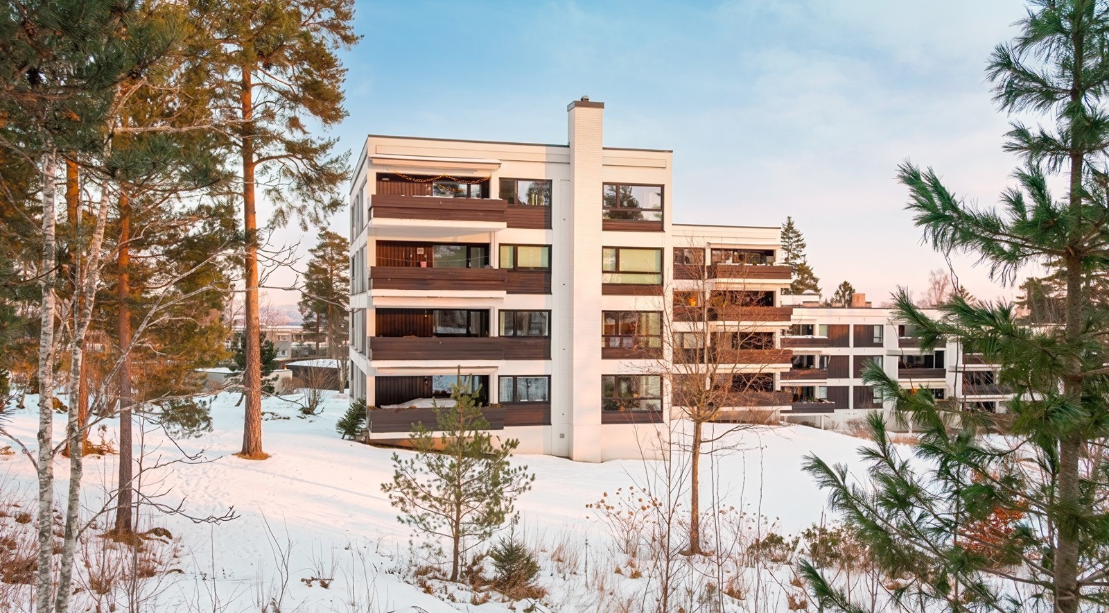 Bygget ligger helt inntil skogen, og leiligheten har vinduer på alle 4 fasader. Romslig balkong mot vest! Galleribilde