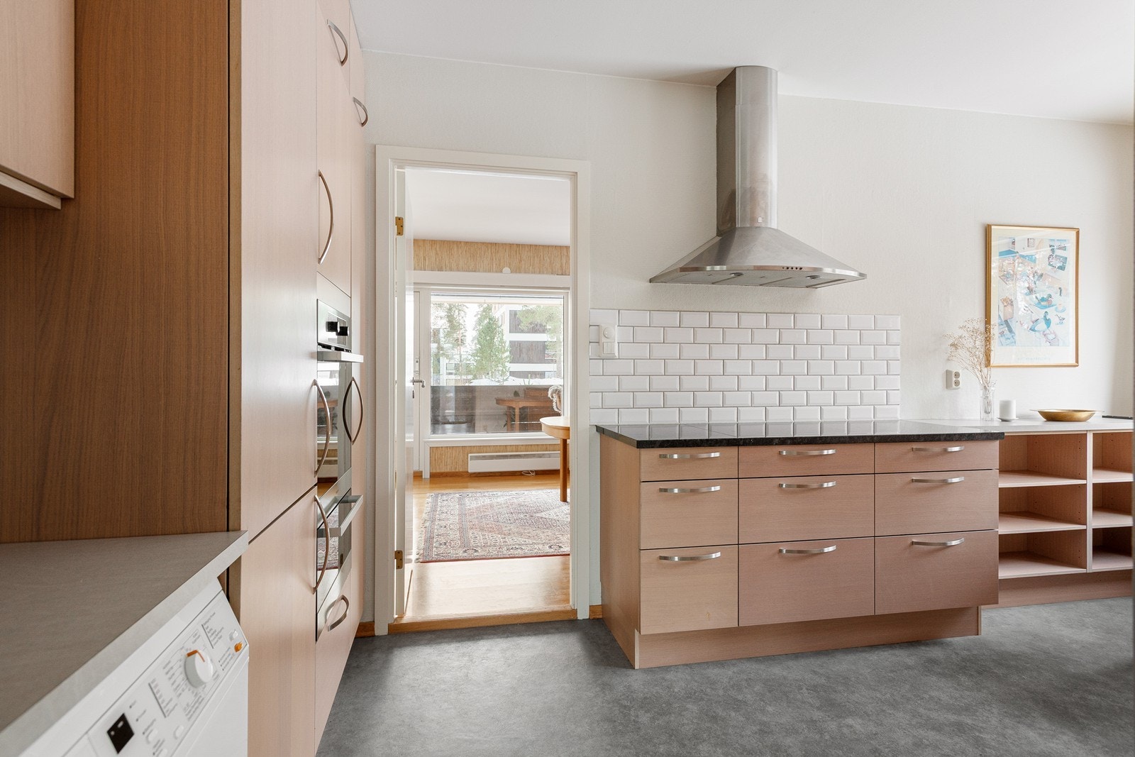 Gjennomgående kjøkken med koselig spiseplass ved vindu ut mot skogen, diverse integrerte hvitevarer og innredning fra HTH (plass til vaskemaskin og grovvask har du også) Galleribilde