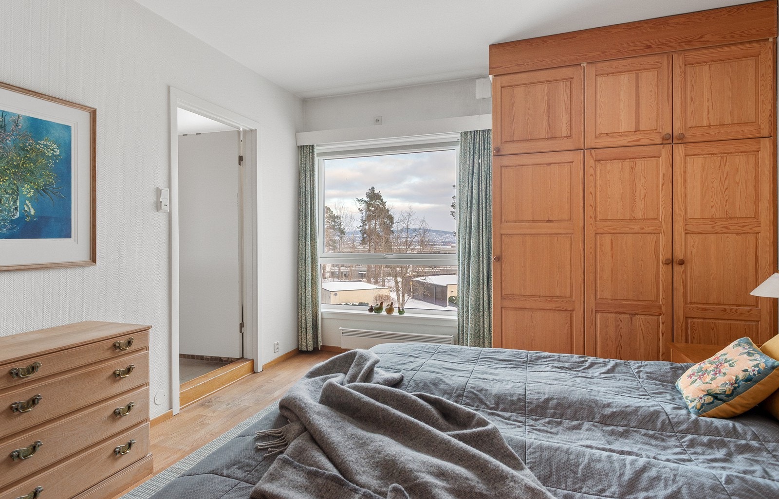 Romslig hovedsoverom med store garderobeskap, bad en-suite og flott utsikt mot Grefsenkollen inkl. nydelig morgensol Galleribilde