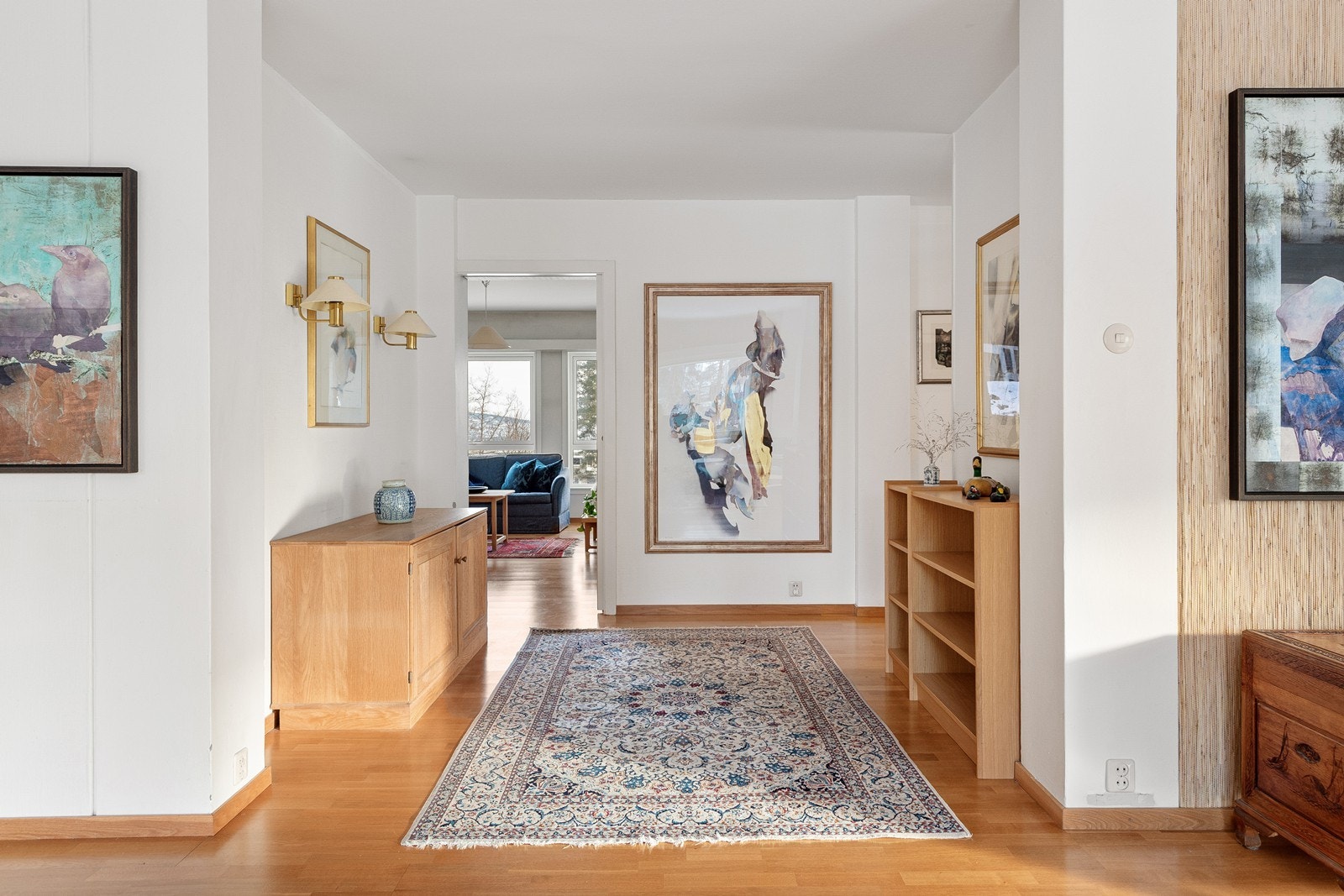 Fra stue og inn til TV-stue Galleribilde