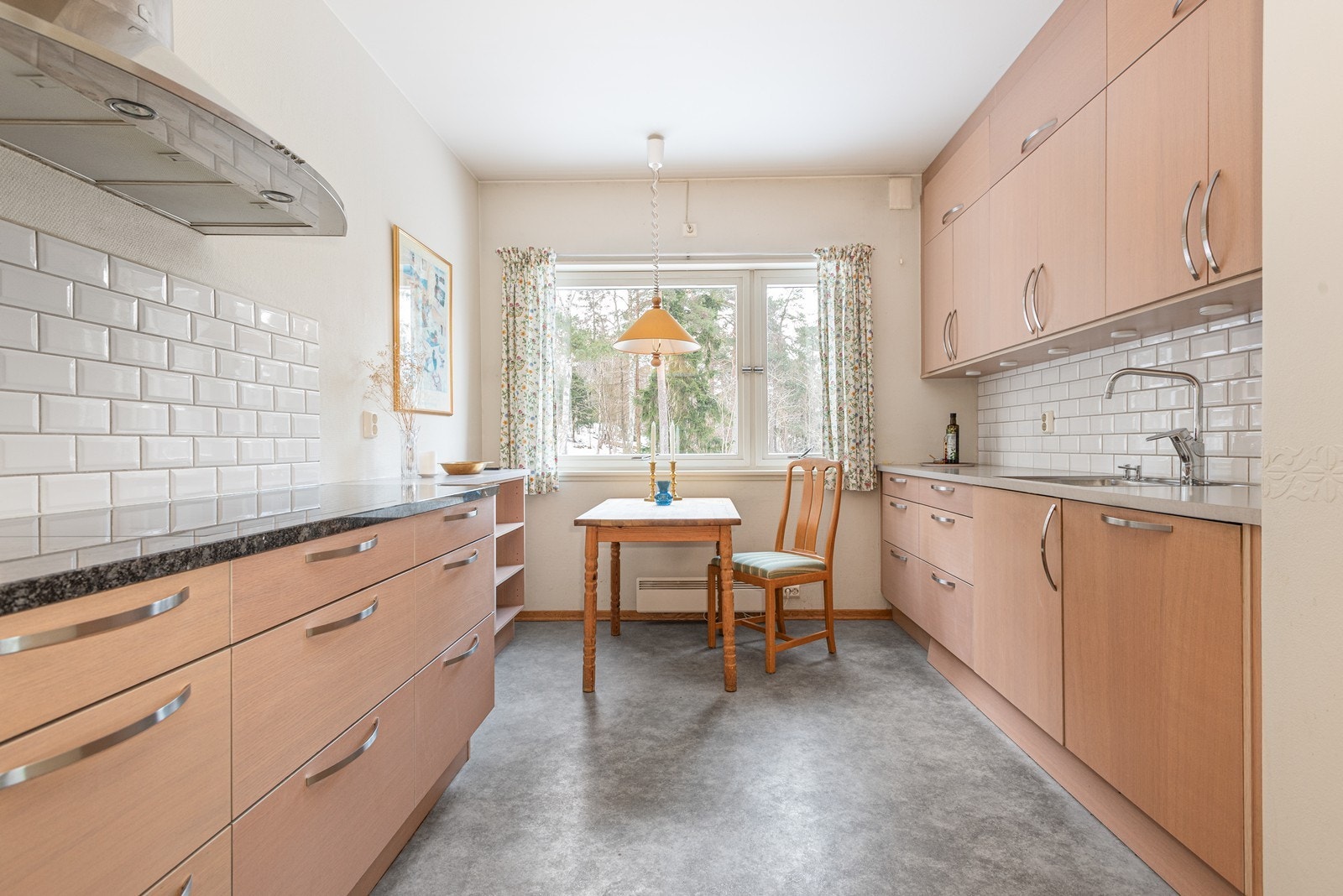 Gjennomgående kjøkken med koselig spiseplass ved vindu ut mot skogen, diverse integrerte hvitevarer og innredning fra HTH (plass til vaskemaskin og grovvask har du også) Galleribilde