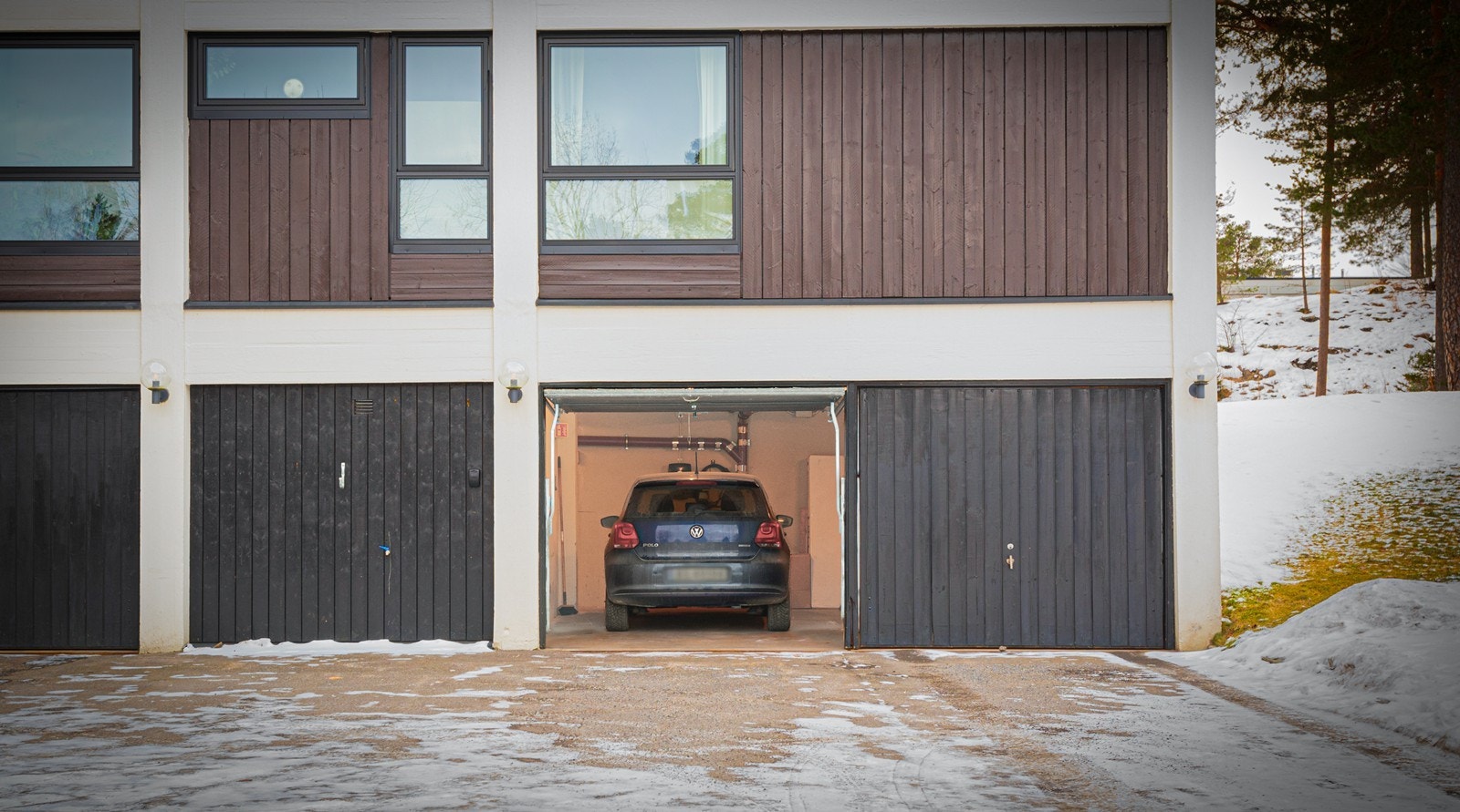 Leiligheten disponerer 2 stk. garasjeplasser - en internt i bygget med tørr adkomst via heis, samt en ekstra garasjeplass i felles frittstående garasjebygg Galleribilde