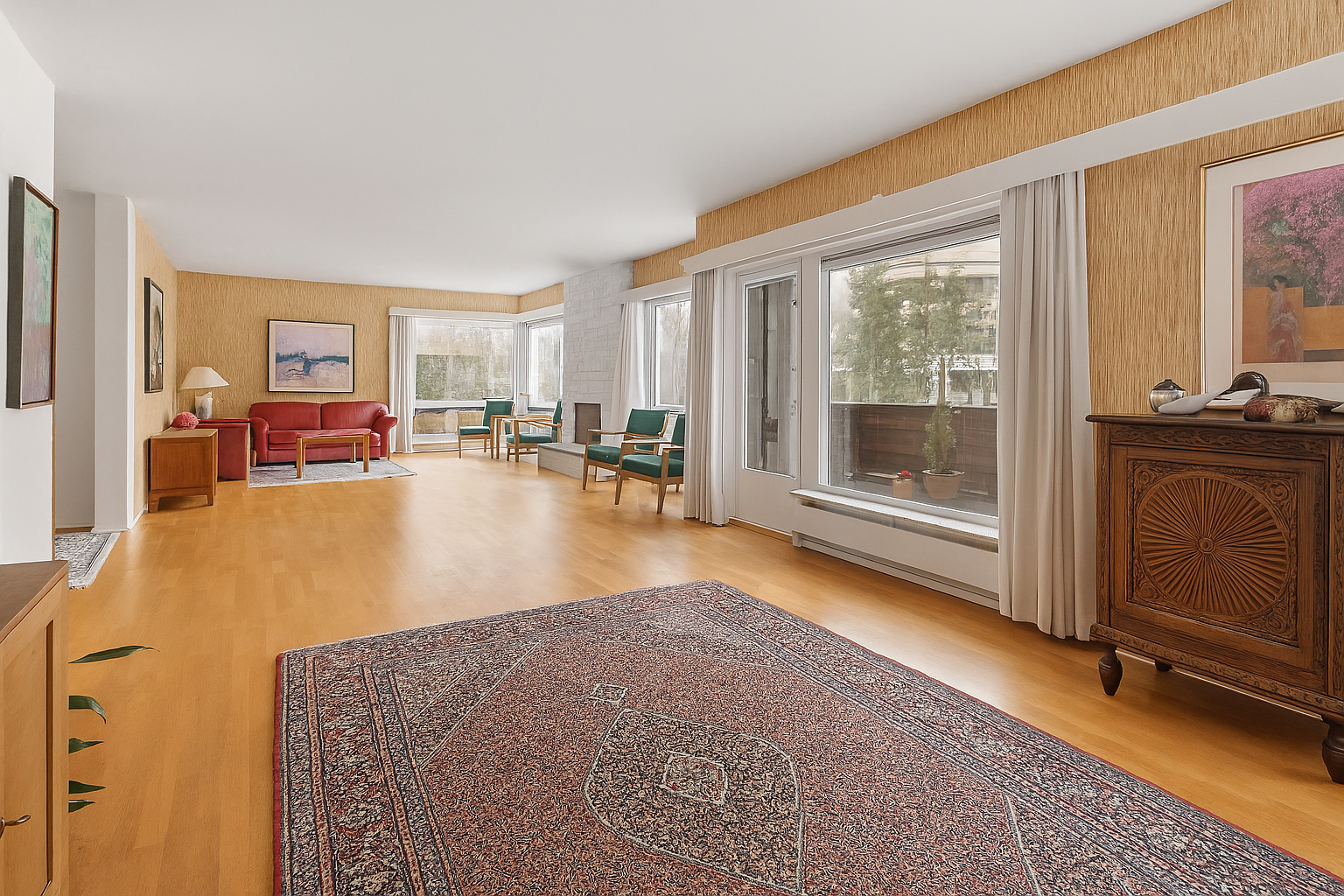 Spisestuen mot midtstuen og stuen Galleribilde