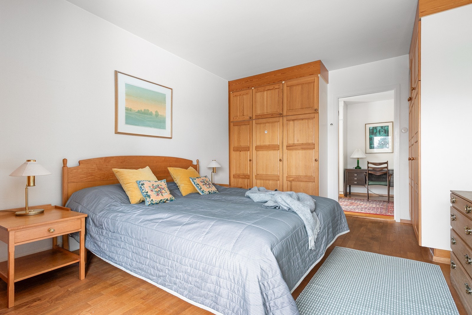 Romslig hovedsoverom med store garderobeskap, bad en-suite og flott utsikt mot Grefsenkollen inkl. nydelig morgensol Galleribilde