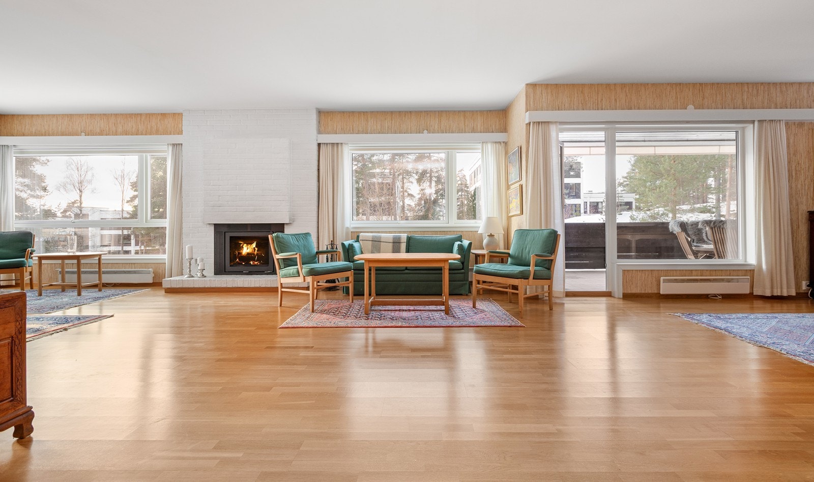 "Danseplass" i stuen/spisestuen inkl. herlig lys fra de store vinduene mot syd og vest! Galleribilde